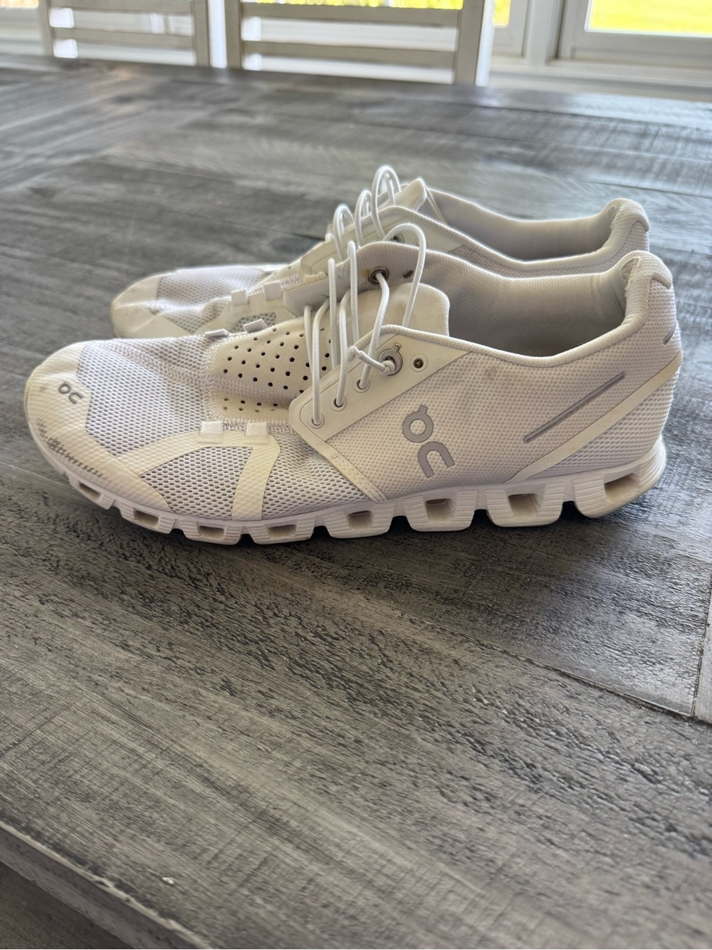 On Cloud Sneakers women’s size 8.5 white